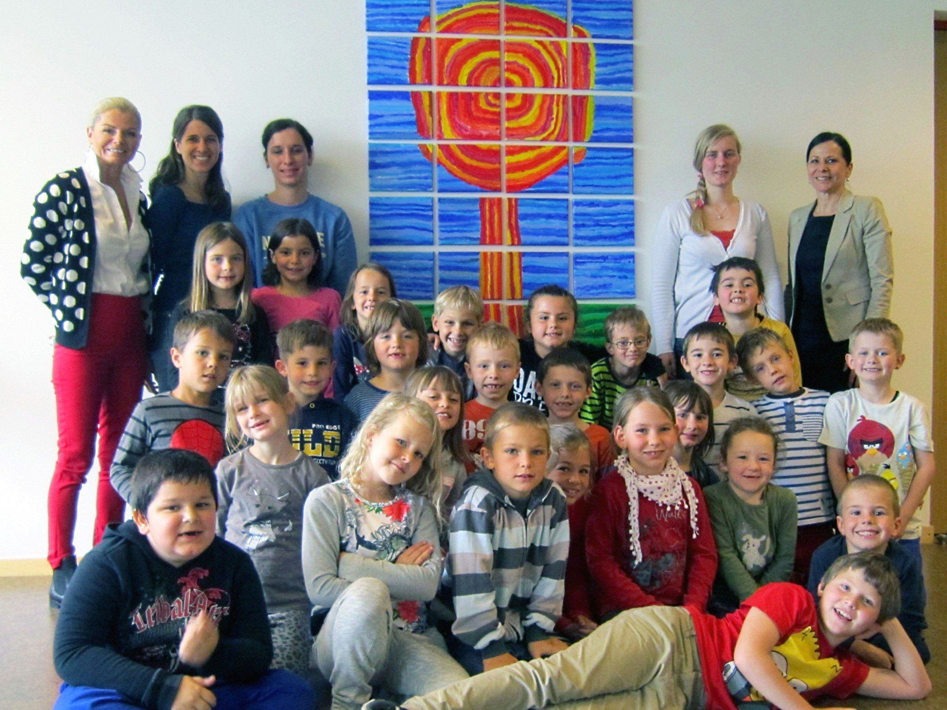 Direktorin Silvia Benzer mit Caroline Rusch, den Kindern und Lehrerinnen vor dem „Hundertwasser-Baum“. Direktorin Silvia Benzer mit Caroline Rusch, den Kindern und Lehrerinnen vor dem „Hundertwasser-Baum“.