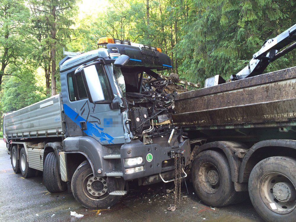 Zwei Lkw kollidierten in Schnepfau, ein Fahrer wurde schwer verletzt. Zwei Lkw kollidierten in Schnepfau, ein Fahrer wurde schwer verletzt.