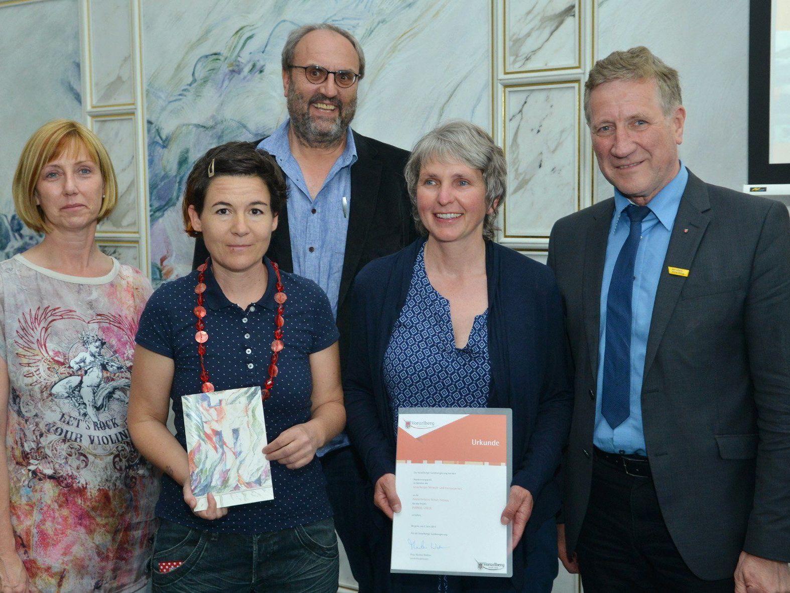 Die Polytechnische Schule Hittisau hat gemeinsam mit dem Filmteam Marion Maier und Ingrid Delacher einen Anerkennungspreis für den Film „Energiecheck" bekommen. Von links nach rechts: Grete Kernbichler, Ingrid Delacher, Hanno Metzler, Marion Maier und Erich Schwärzler Die Polytechnische Schule Hittisau hat gemeinsam mit dem Filmteam Marion Maier und Ingrid Delacher einen Anerkennungspreis für den Film „Energiecheck" bekommen. Von links nach rechts: Grete Kernbichler, Ingrid Delacher, Hanno Metzler, Marion Maier und Erich Schwärzler