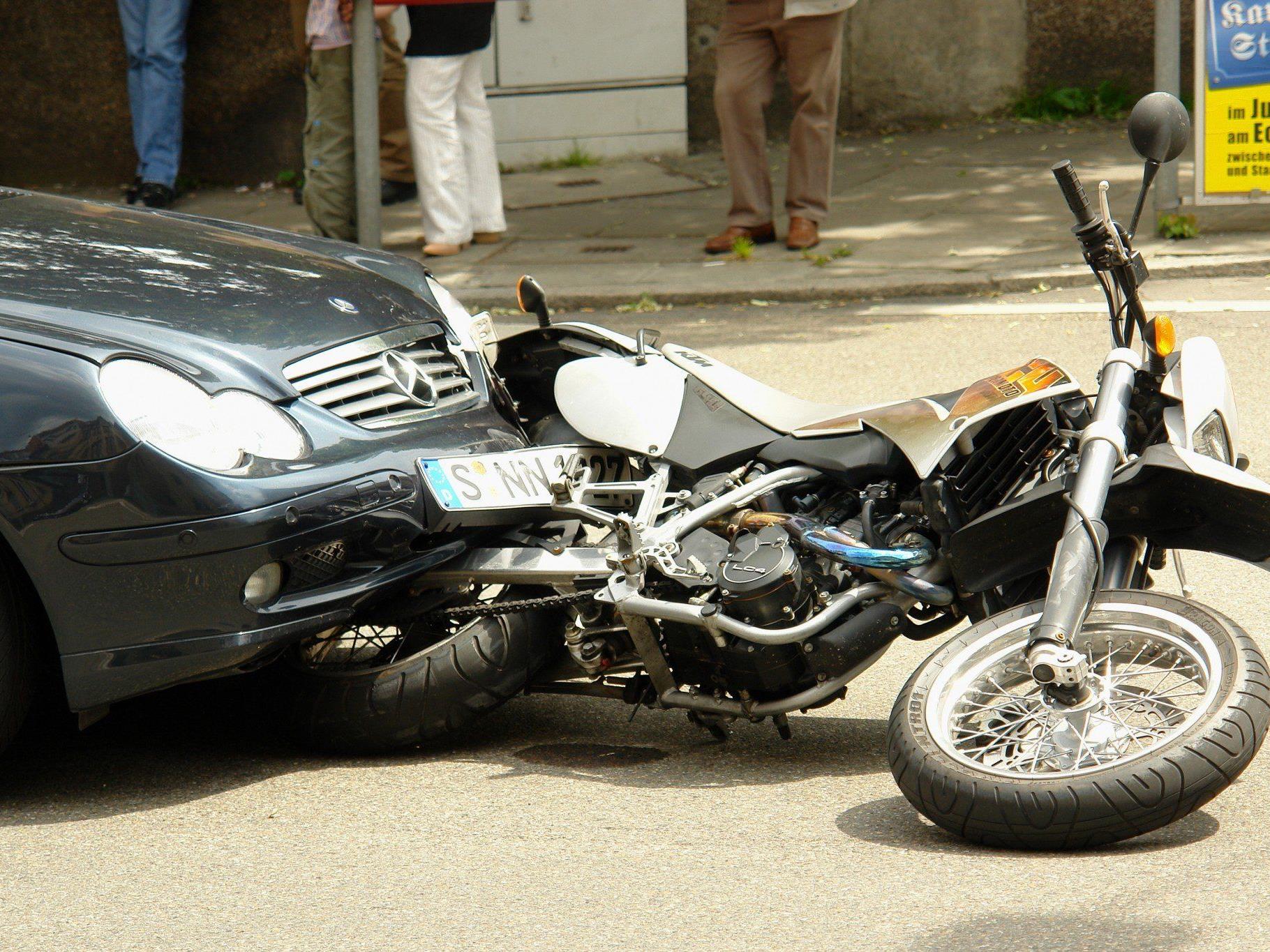 Am Freitag verunfallte ein Motorradlenker auf der Wiender Landesstraße. Er erlag seinen Verletzungen noch am Unfallort.