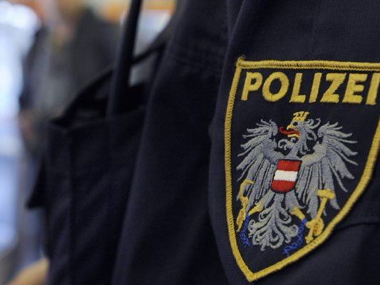 19-Jähriger wurde nach Bankbesuch von Unbekanntem attackiert. 19-Jähriger wurde nach Bankbesuch von Unbekanntem attackiert.