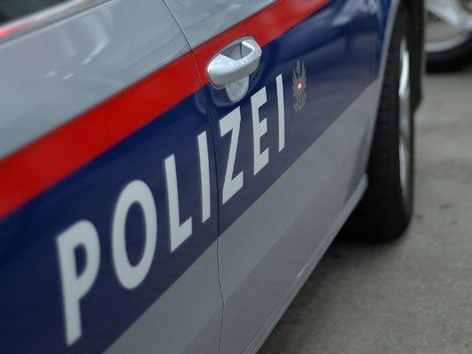 Lenker kam auf Billrothstraße ins Schleudern und kollidierte mit Gegenverkehr. Lenker kam auf Billrothstraße ins Schleudern und kollidierte mit Gegenverkehr.