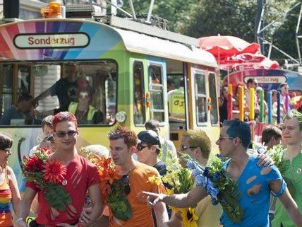 Angeführt wird die Regenbogenparade von zwei Sonderzügen der Wiener Linien.
