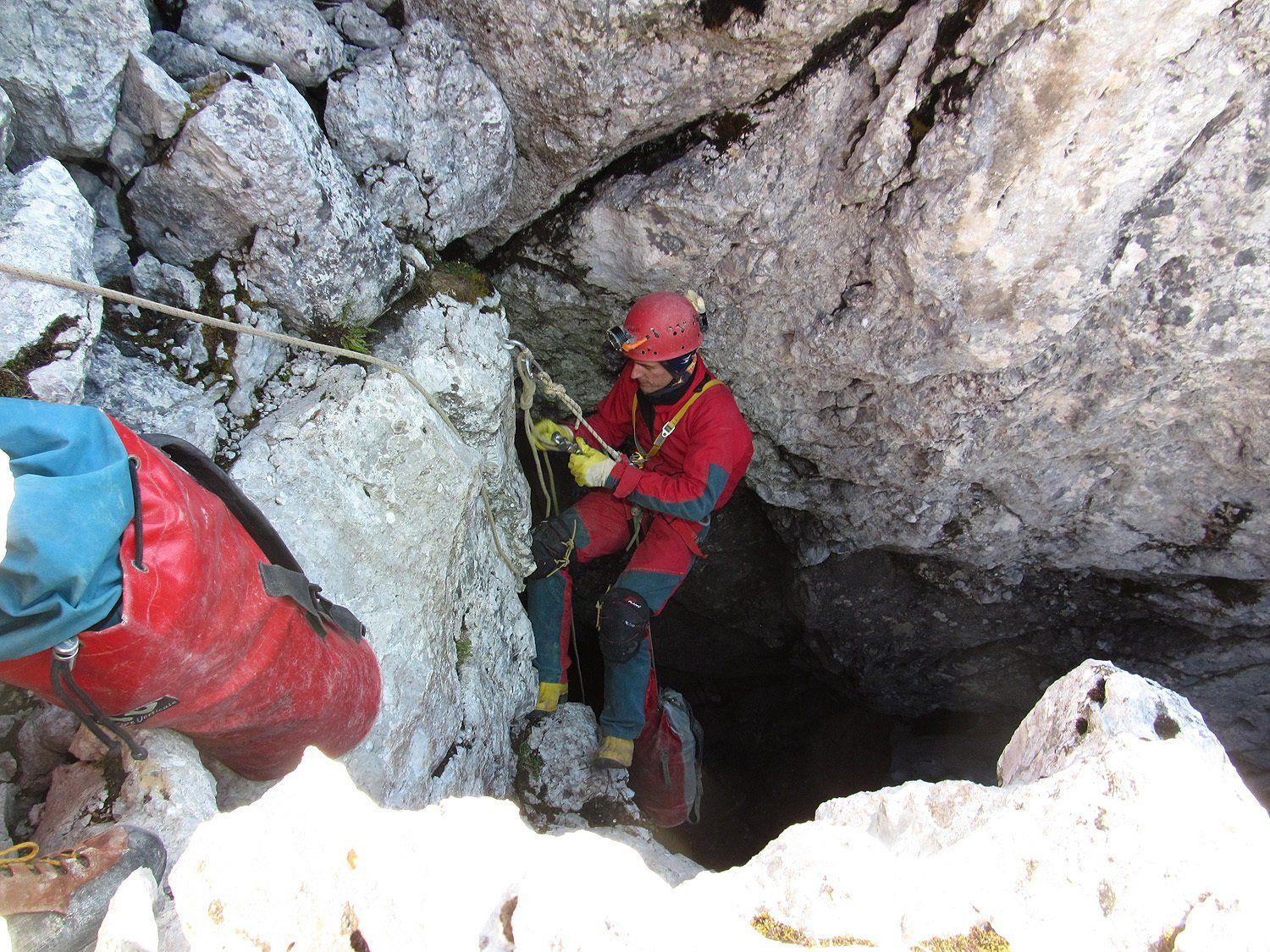 Ein Retter am unscheinbaren Eingang der über 1.000 Meter tiefen Riesending-Höhle.