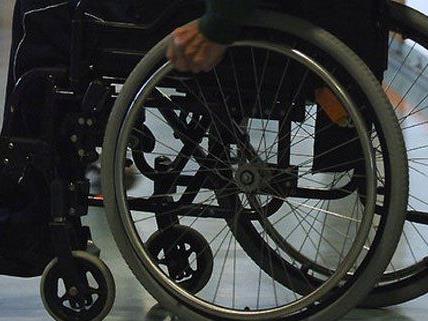 Mann im Rollstuhl mit Komplizen auf Diebestour.