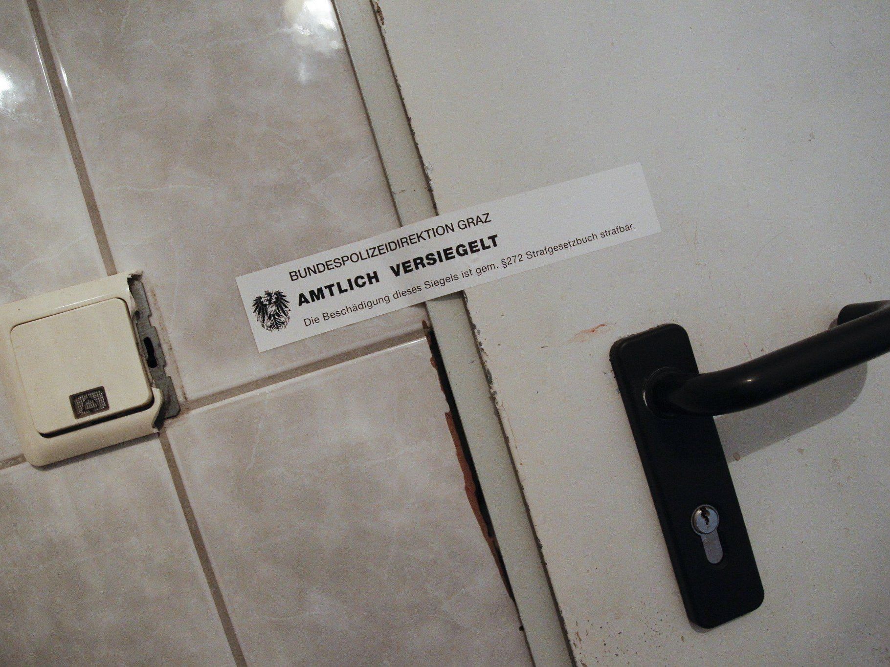 Eine versiegelte Kellertüre in einem Altbau im Grazer Bezirk Geidorf. In einer Kellerwohnung soll vorige Woche eine Drogenparty tödich geendet haben. Eine versiegelte Kellertüre in einem Altbau im Grazer Bezirk Geidorf. In einer Kellerwohnung soll vorige Woche eine Drogenparty tödich geendet haben.