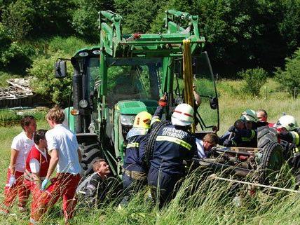 Im Bezirk Mödling wurde ein Mann unter einem Traktor eingeklemmt.
