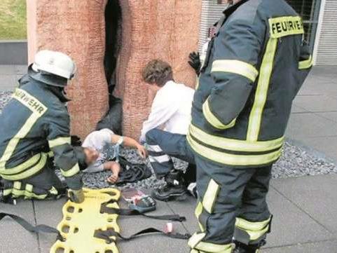 Mann und 120.000 Euro teure Skulptur überstanden Vorfall schadlos.