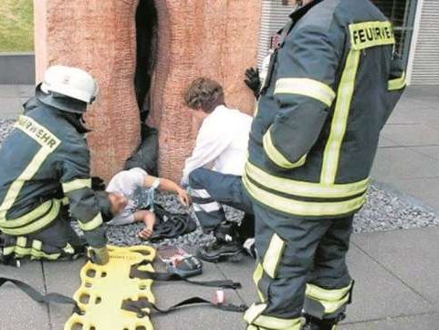Mann und 120.000 Euro teure Skulptur überstanden Vorfall schadlos. Mann und 120.000 Euro teure Skulptur überstanden Vorfall schadlos.