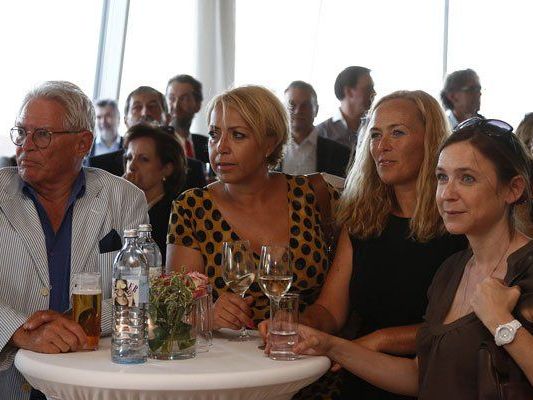 Der Einladung des Landes zum Sommerfest waren rund 200 Personen gefolgt. Der Einladung des Landes zum Sommerfest waren rund 200 Personen gefolgt.