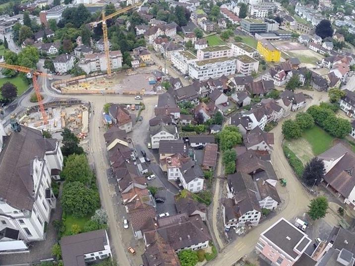 Heftige Regenfälle haben in der benachbarten Schweiz zu zahlreichen Feuerwehreinsätzen geführt.