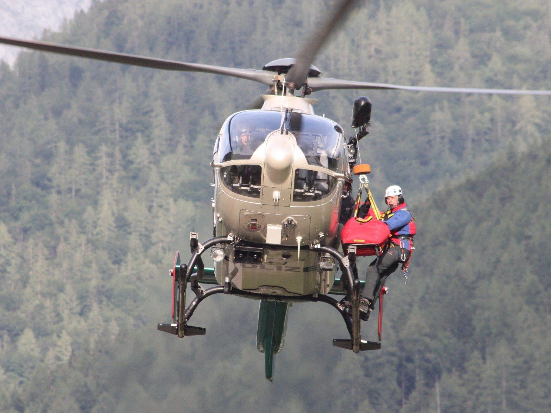 Mit dem Helikopter wurde die verletzte Frau ins Tal gebracht.