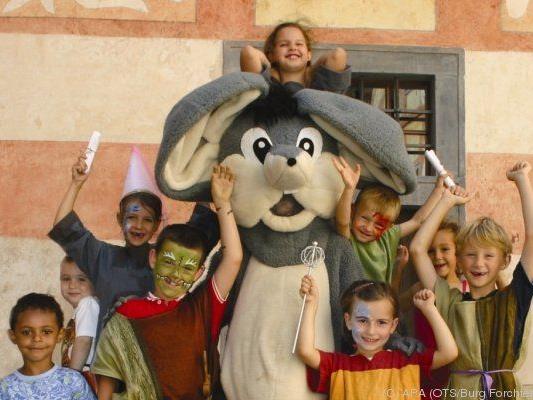 Viele Kinder besuchten Burgmaus "Forfel"