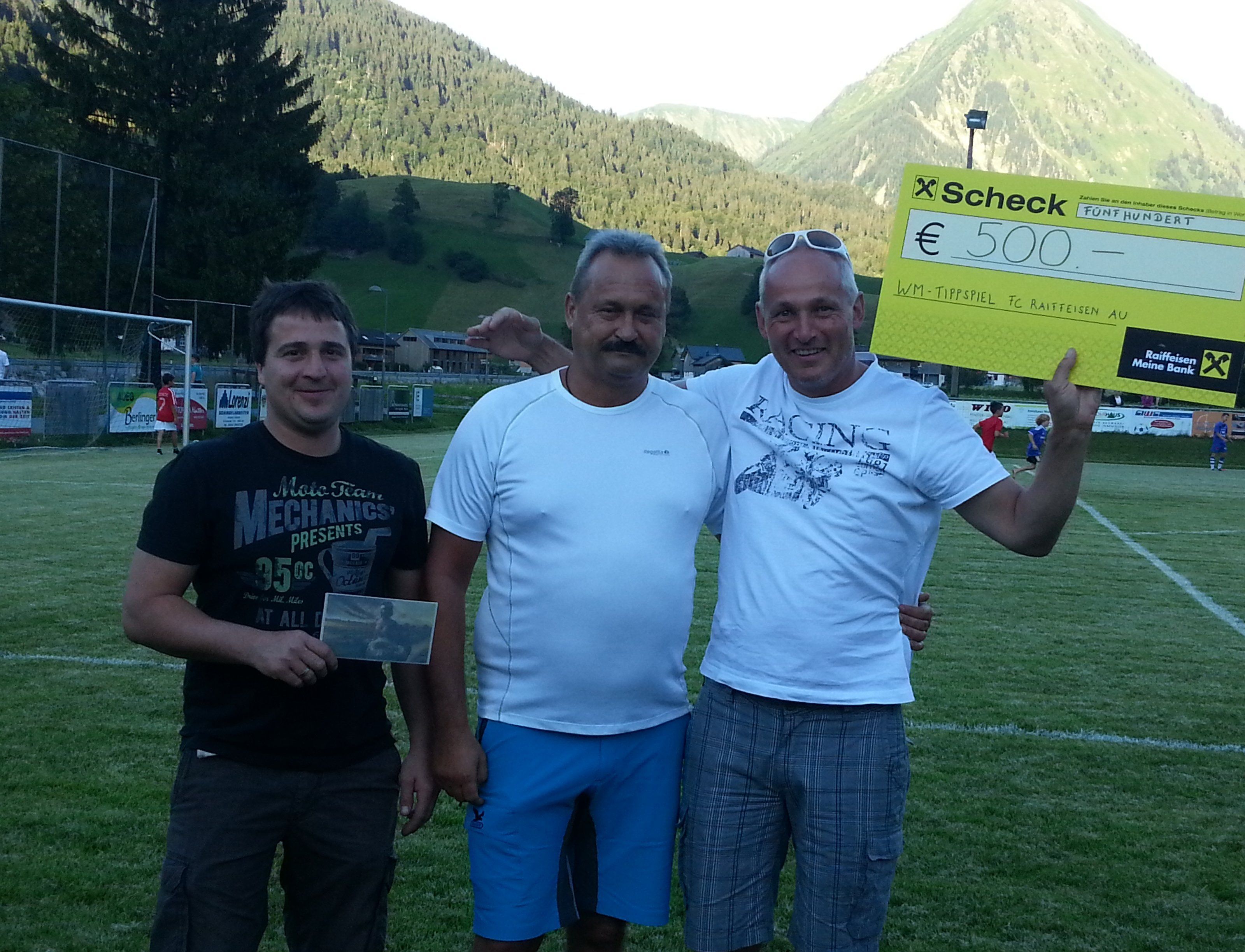 Im Bild v.l.n.r. Vizeobmann Josef Gasser, Sigi Schwarz und Nachwuchsleiter Martin Meusburger Im Bild v.l.n.r. Vizeobmann Josef Gasser, Sigi Schwarz und Nachwuchsleiter Martin Meusburger