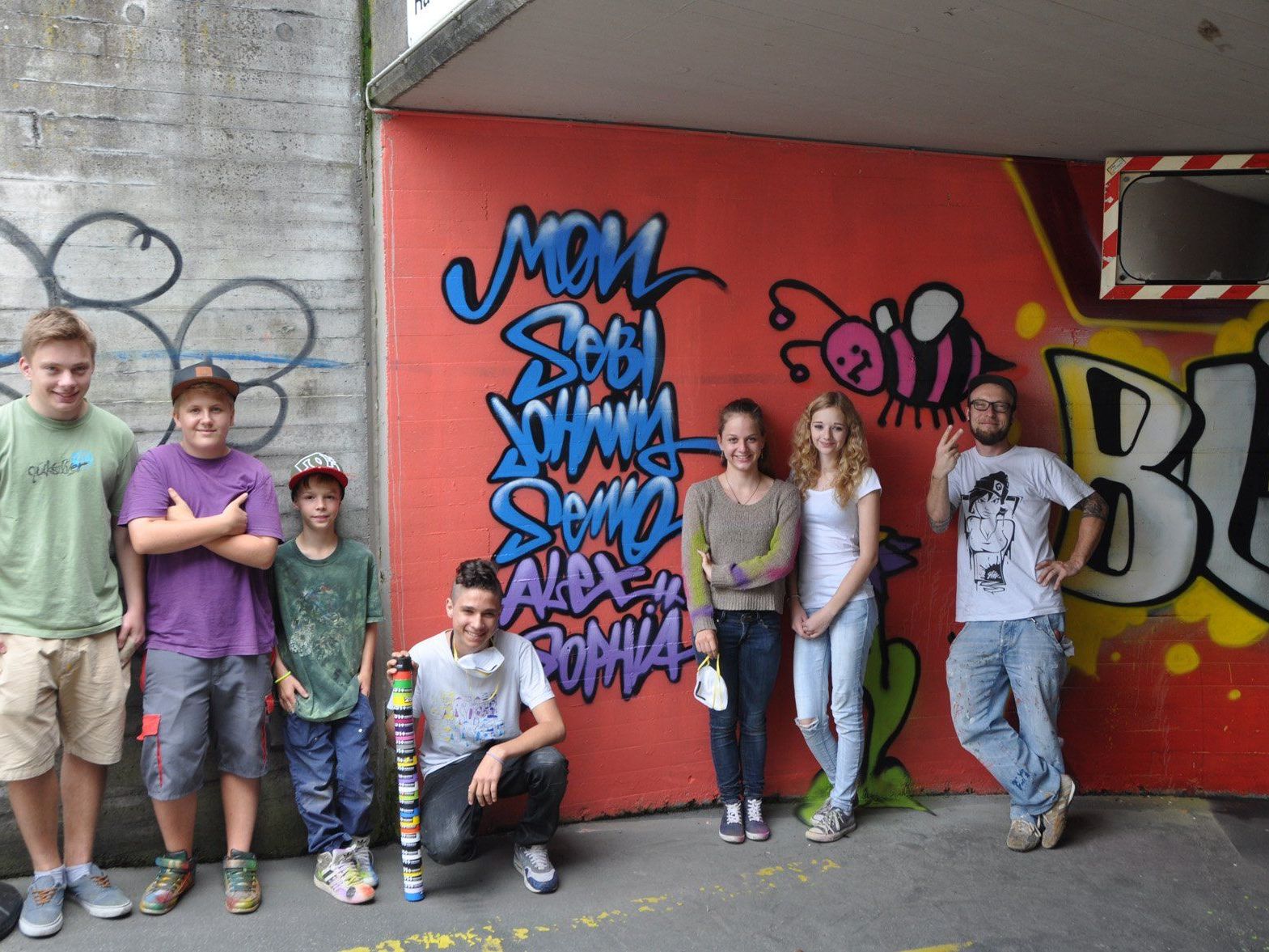 Die Teilnehmer des Graffiti-Workshops in der neu gestalteten Unterführung zum Rauch-Areal. Die Teilnehmer des Graffiti-Workshops in der neu gestalteten Unterführung zum Rauch-Areal.