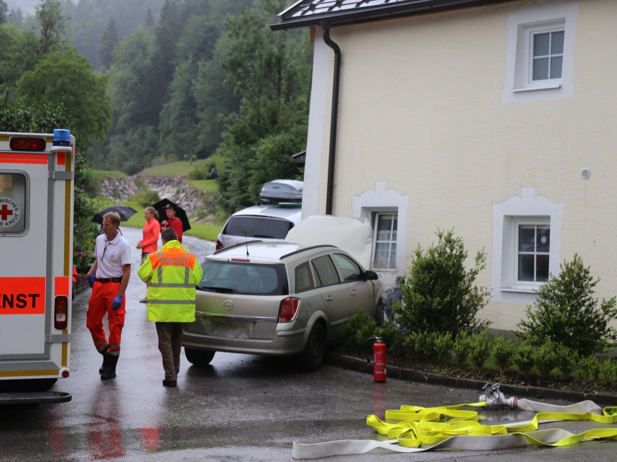 Auf der B305 bei Unterau ist ein Salzburger in einer Hauswand gekracht.