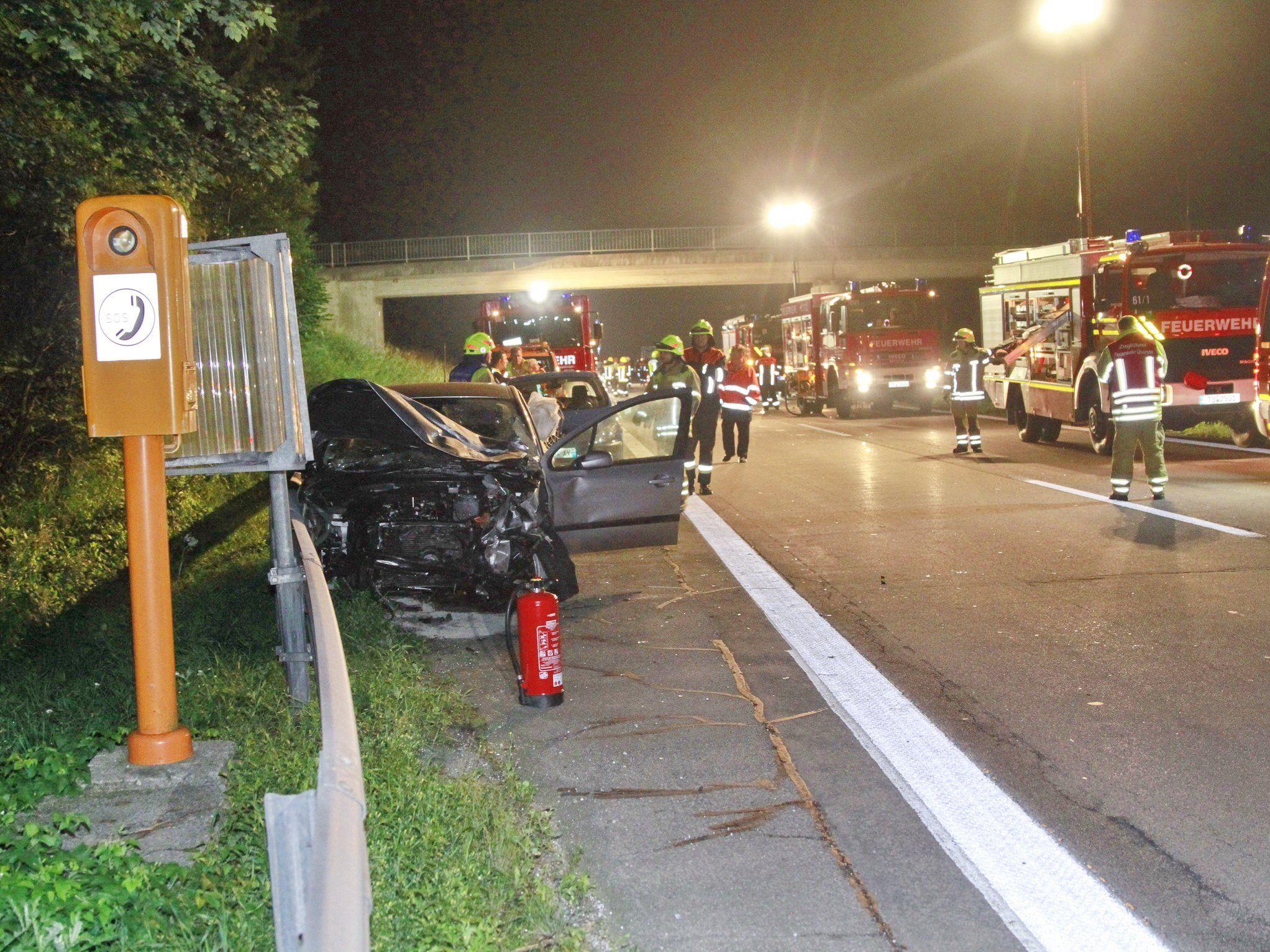 Vier teil Schwerverletzte forderte der Unfall auf der A8 bei Grabenstätt.