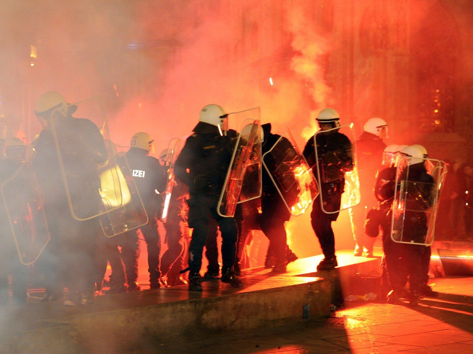 Ausschreitungen bei der Demonstration gegen den Akademikerball 2014. Ausschreitungen bei der Demonstration gegen den Akademikerball 2014.