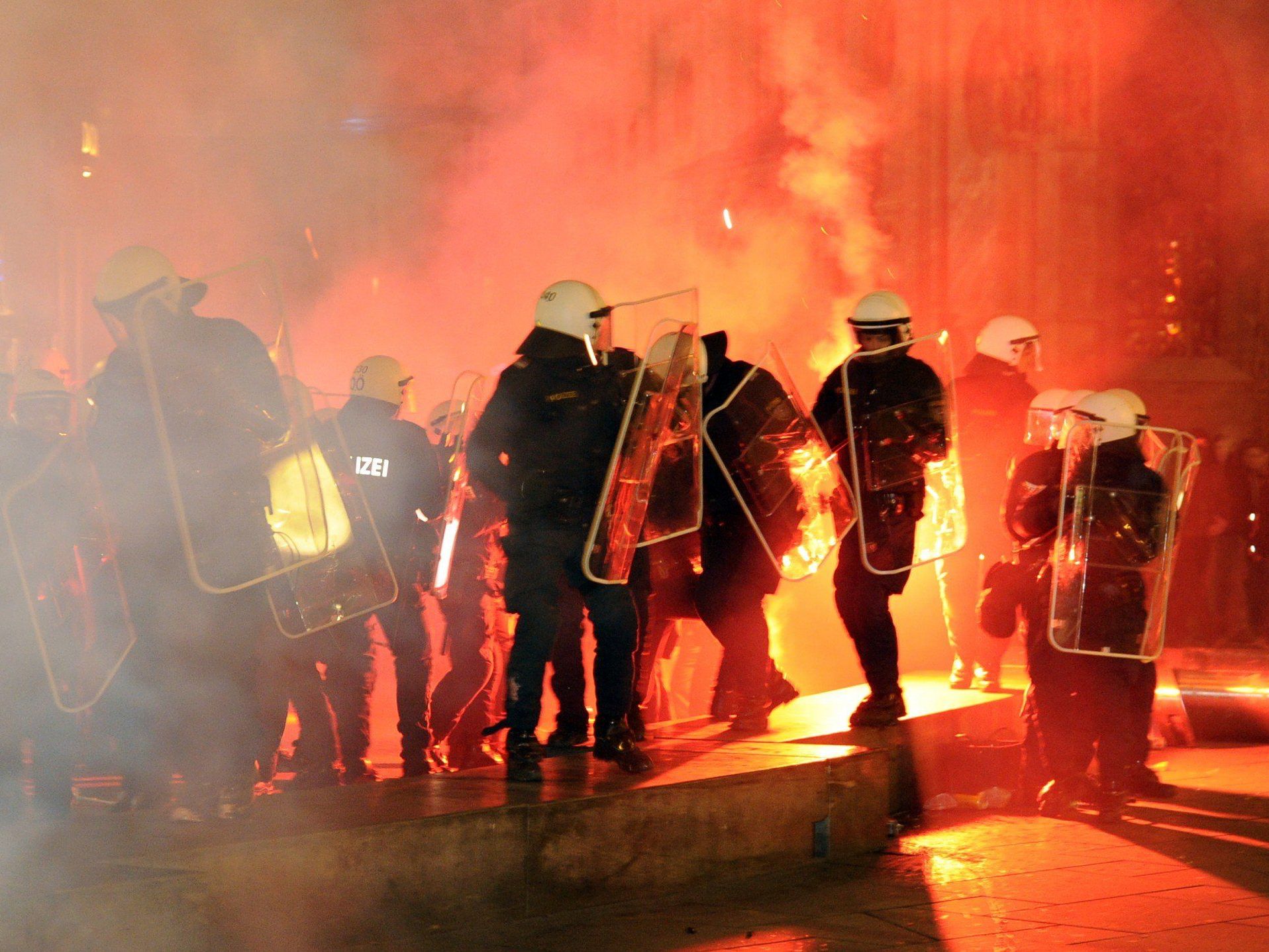 Ausschreitungen bei der Demonstration gegen den Akademikerball 2014.