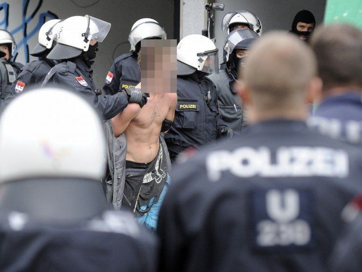 Bis 19 Uhr konnten drei Besetzer der "Pizzeria Anarchia" verhaftet werden.