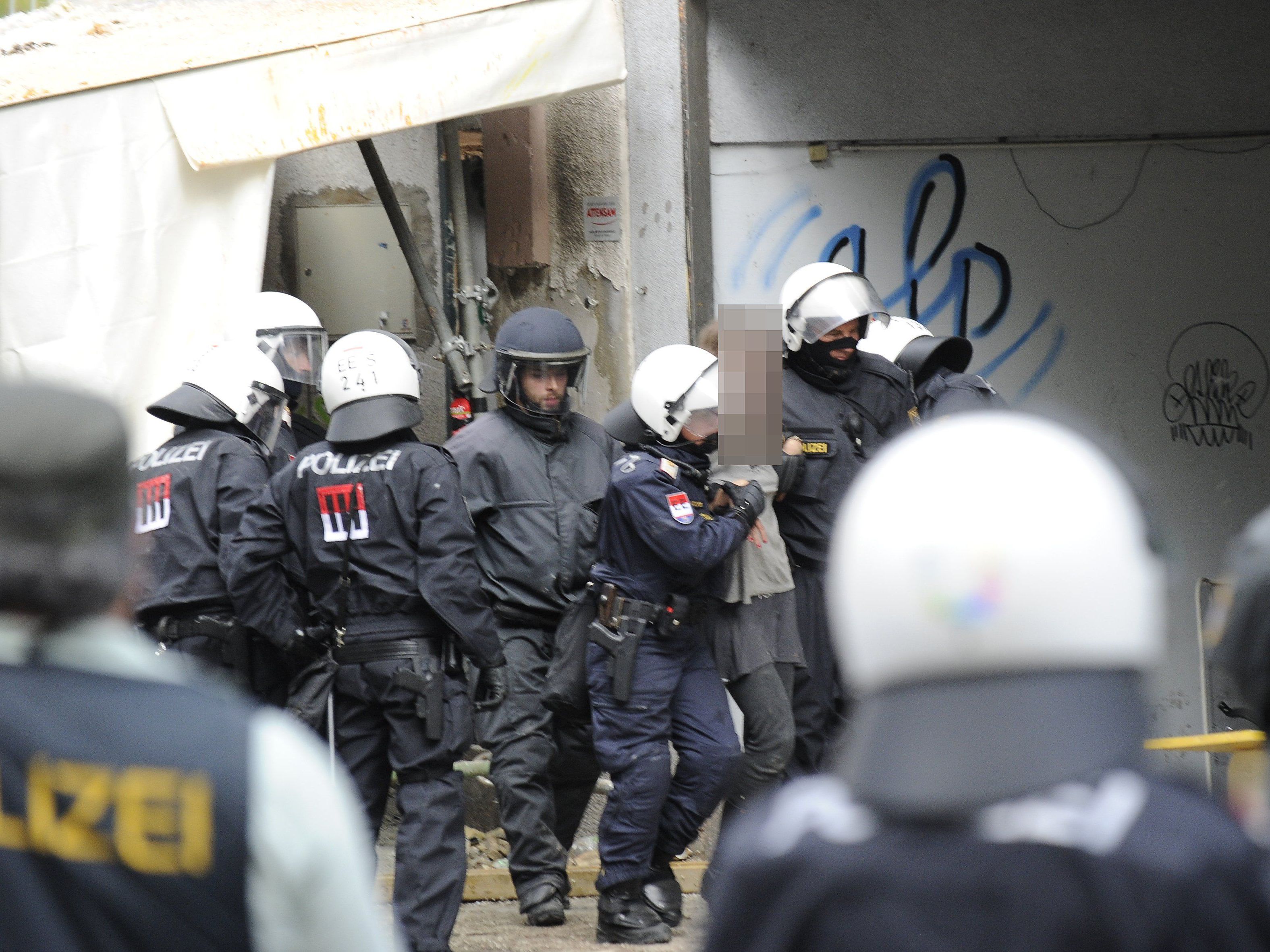 Polizeieinsatz beendet: 19 Personen wurden aus dem Inneren der "Pizzaria Anarchia" abgeführt. Polizeieinsatz beendet: 19 Personen wurden aus dem Inneren der "Pizzaria Anarchia" abgeführt.