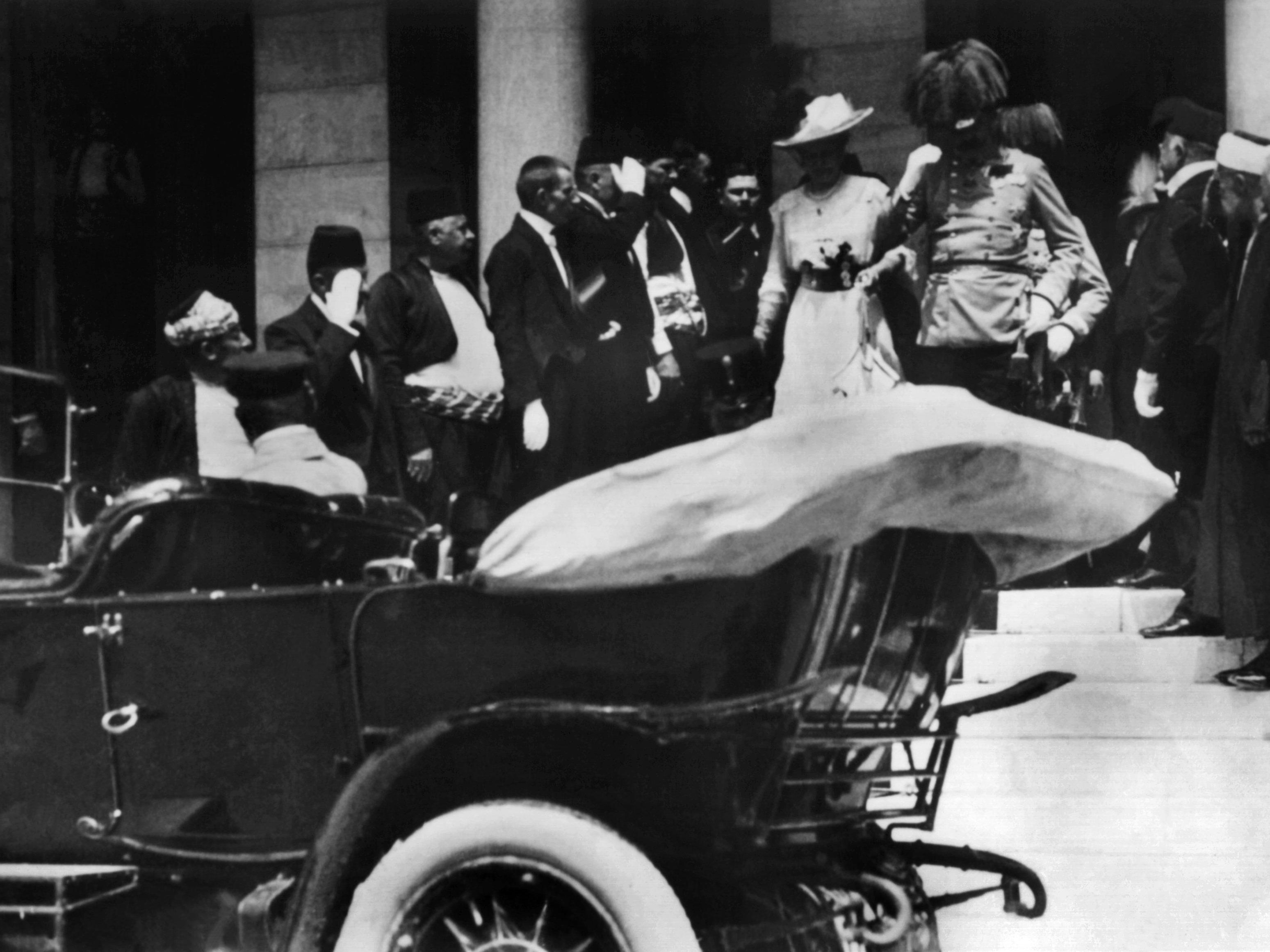 Das österreichische Thronfolgerpaar Erzherzog Franz Ferdinand und seine Gemahlin Sophie am 28.06.1914 in Sarajevo (Bosnien-Herzegowina) wenige Augenblicke vor einem tödlichen Attentat.