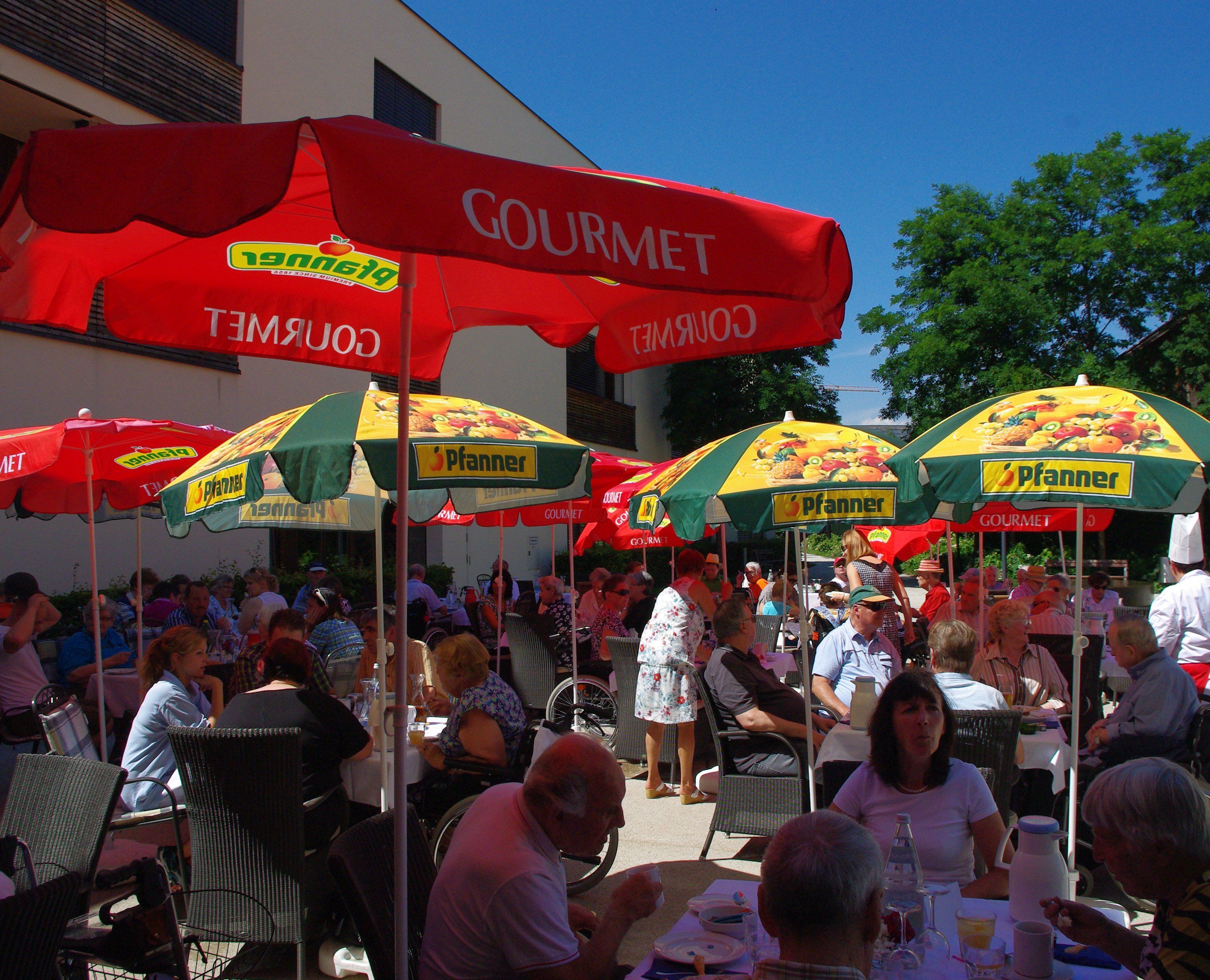 Bei strahlendem Sonnenschein feierten die Bewohner/innen des SeneCura Sozialzentrums Lauterach das diesjährige Sommerfest. Bei strahlendem Sonnenschein feierten die Bewohner/innen des SeneCura Sozialzentrums Lauterach das diesjährige Sommerfest.