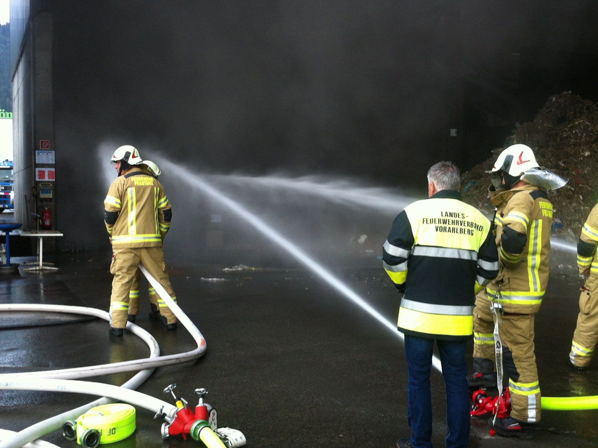 Die Feuerwehr brachte die brennenden Metallstücke rasch unter Kontrolle. Die Feuerwehr brachte die brennenden Metallstücke rasch unter Kontrolle.