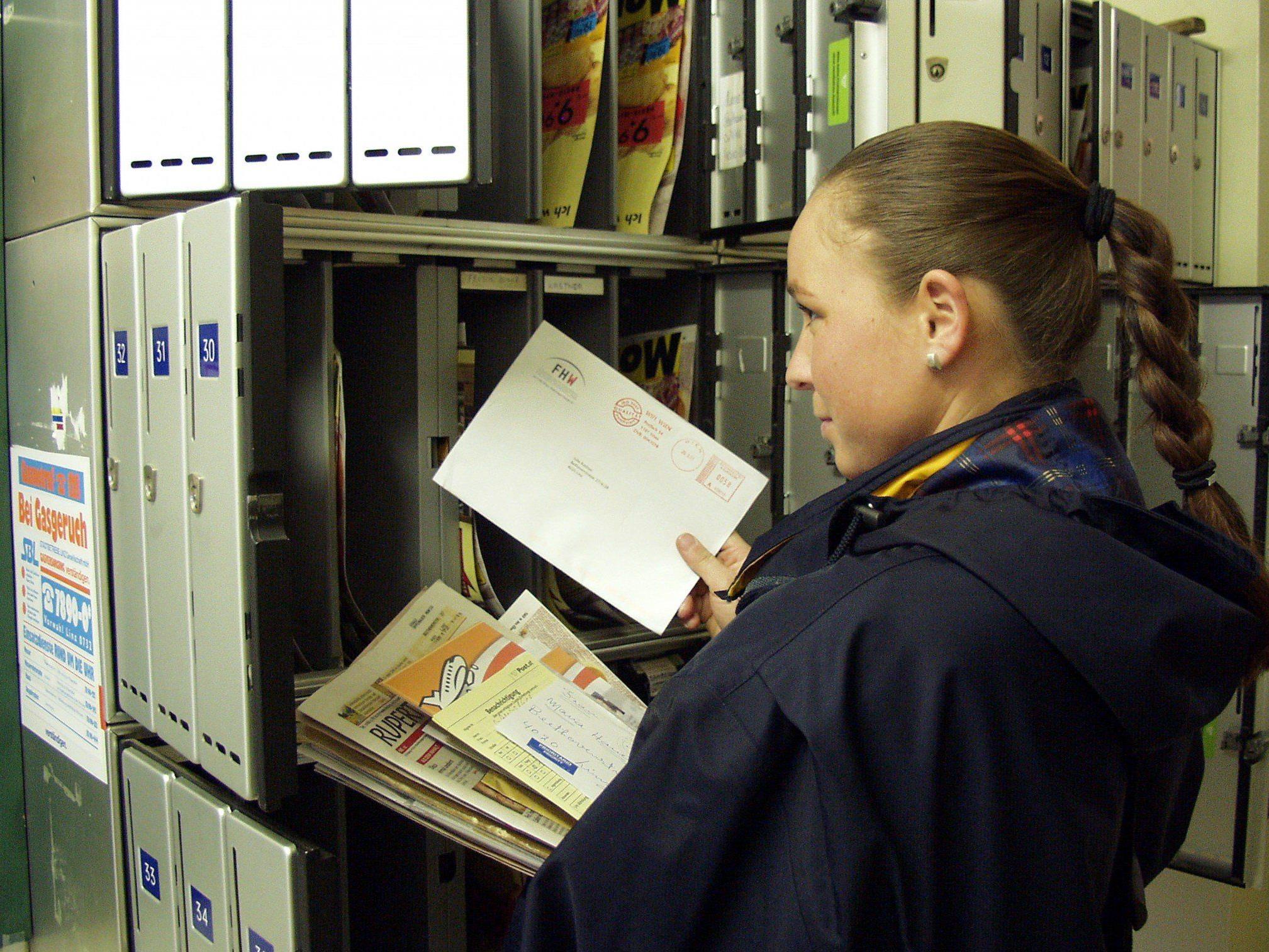 Eine Postmitarbeiterin vergriff sich an fremden Briefen und bereicherte sich