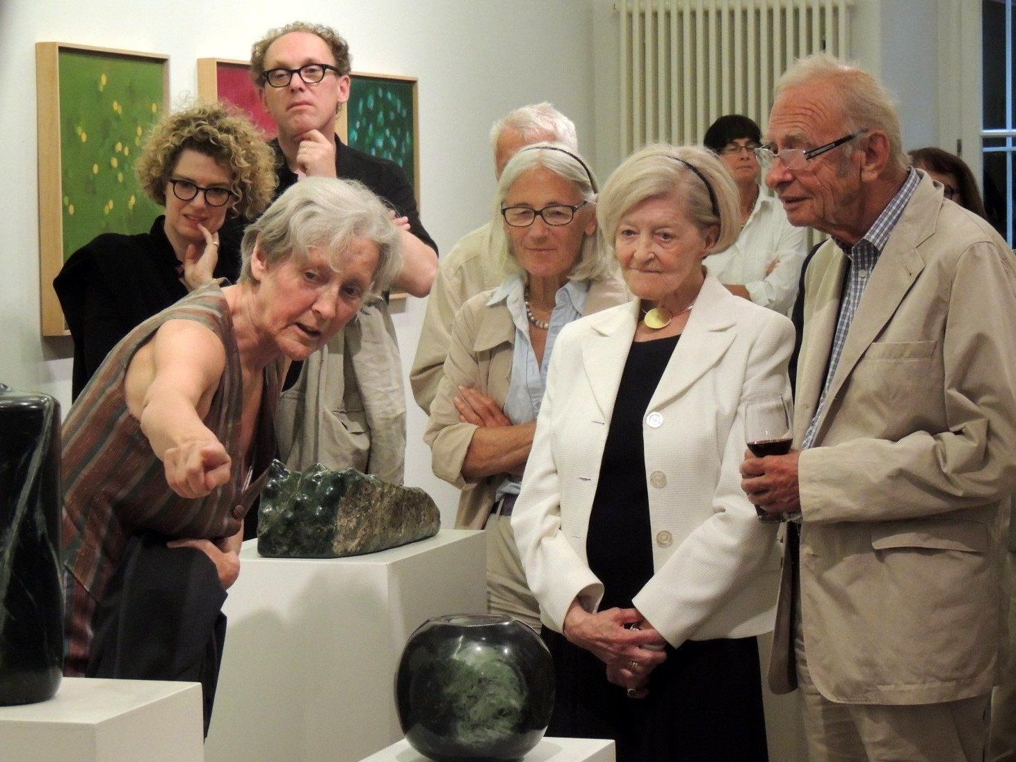 Künstlerin Uta Peyrer erläuterte den Vernissagegästen die künstlerischen Arbeiten