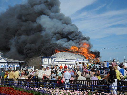 Auf dem Eastbourne Pier ist am Mittwoch ein Feuer ausgebrochen.