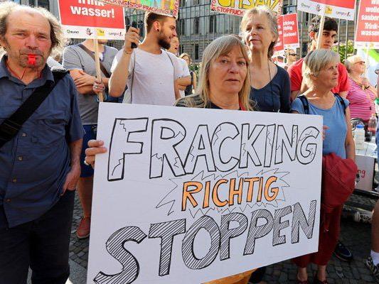 In Berlin wird gegen Fracking demonstriert. Jetzt will das UBA Fracking den Riegel vorschieben.