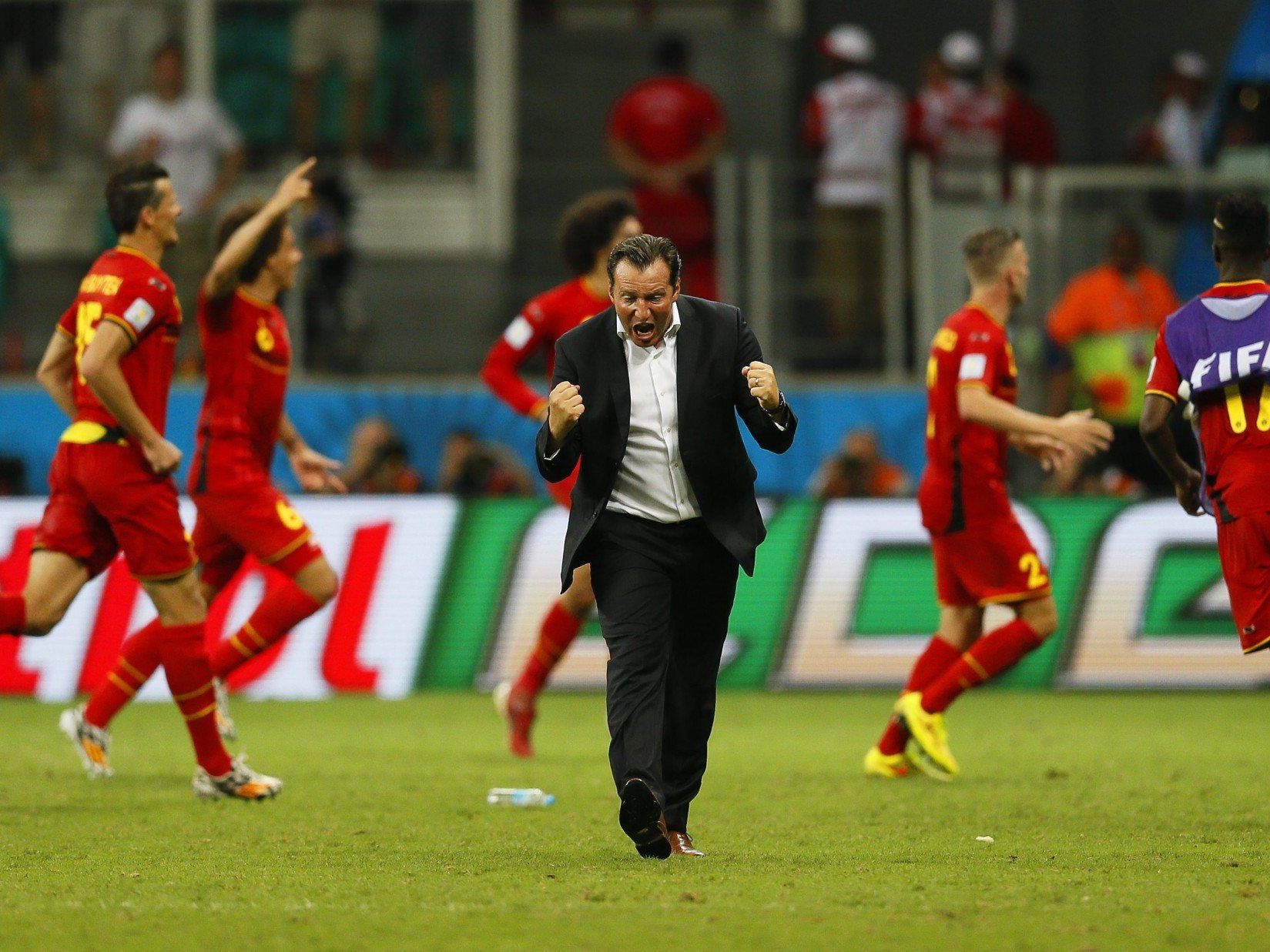 Marc Wilmots jubelt mit seinem Team über den Viertelfinal-Einzug. Marc Wilmots jubelt mit seinem Team über den Viertelfinal-Einzug.