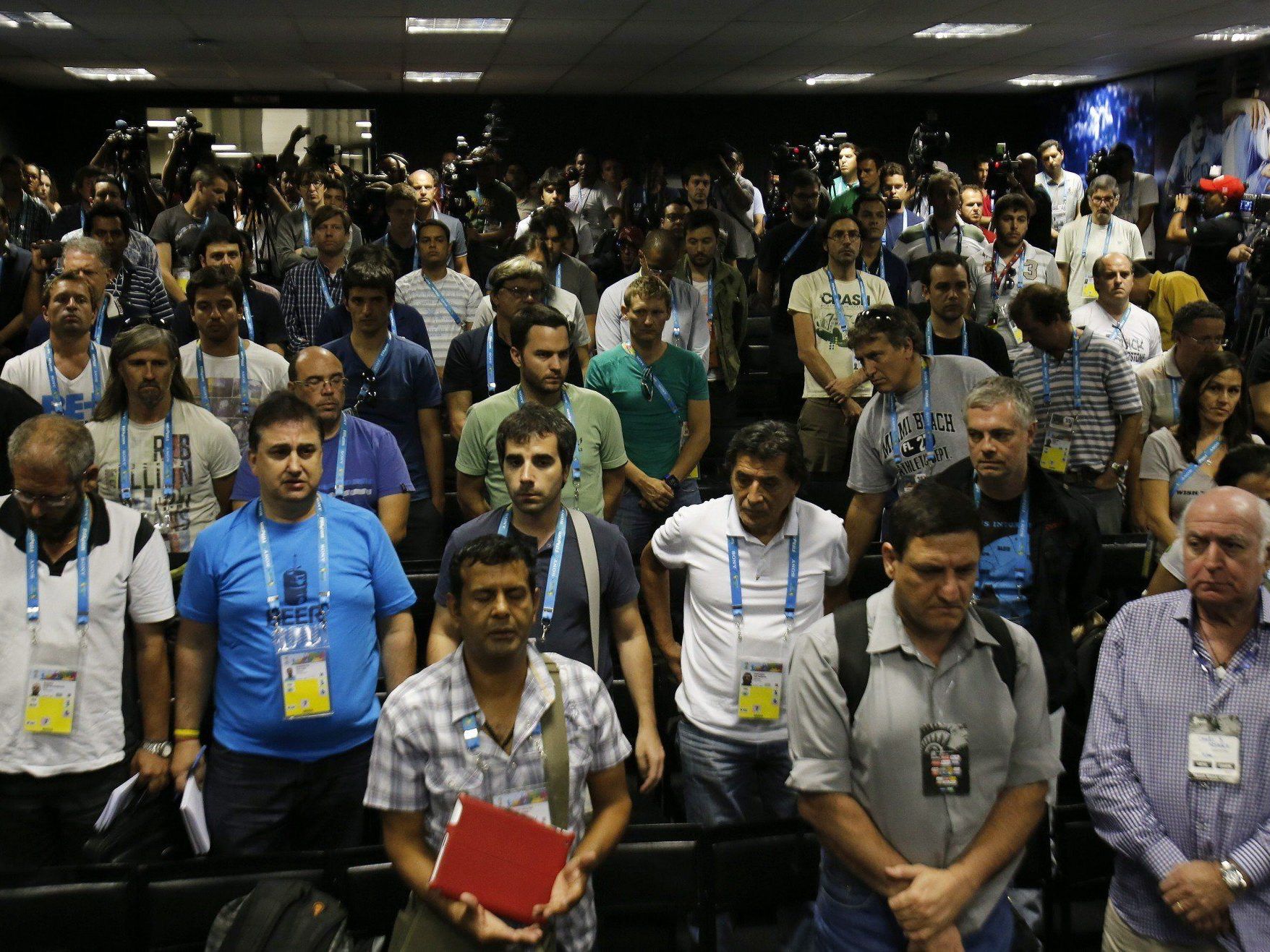 Argentinische Journalisten trauern beim Pressetermin mit der Fußball-Nationalmannschaft um ihre Kollegin. Argentinische Journalisten trauern beim Pressetermin mit der Fußball-Nationalmannschaft um ihre Kollegin.