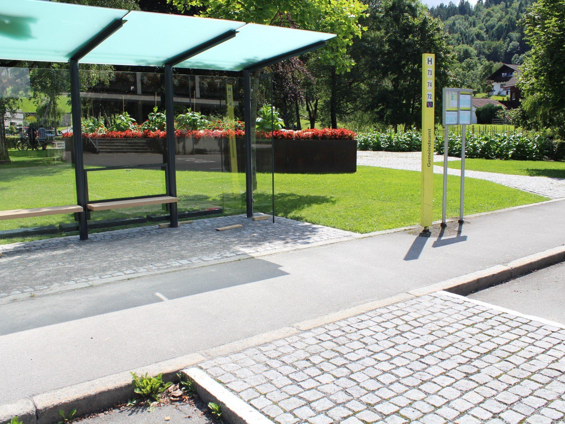 Neues Buswartehäuschen am Gemeindepark Neues Buswartehäuschen am Gemeindepark