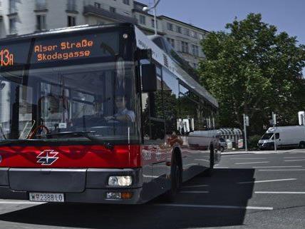Ein Radfahrer stieß auf der Mariahilfer Straße mit einem Bus der Wiener Linien zusammen.