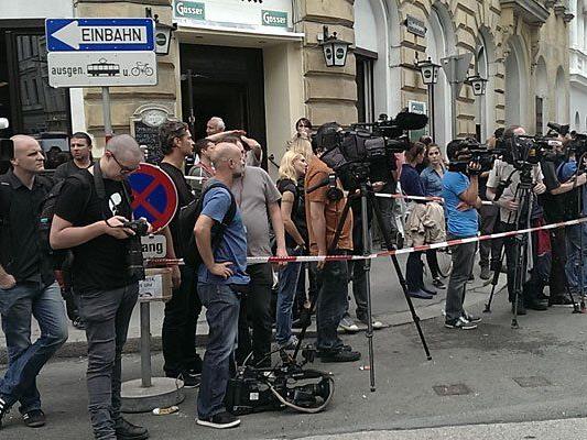 Die Journalisten mussten bei der Räumung wegen des Platzverbots teils auf Abstand bleiben