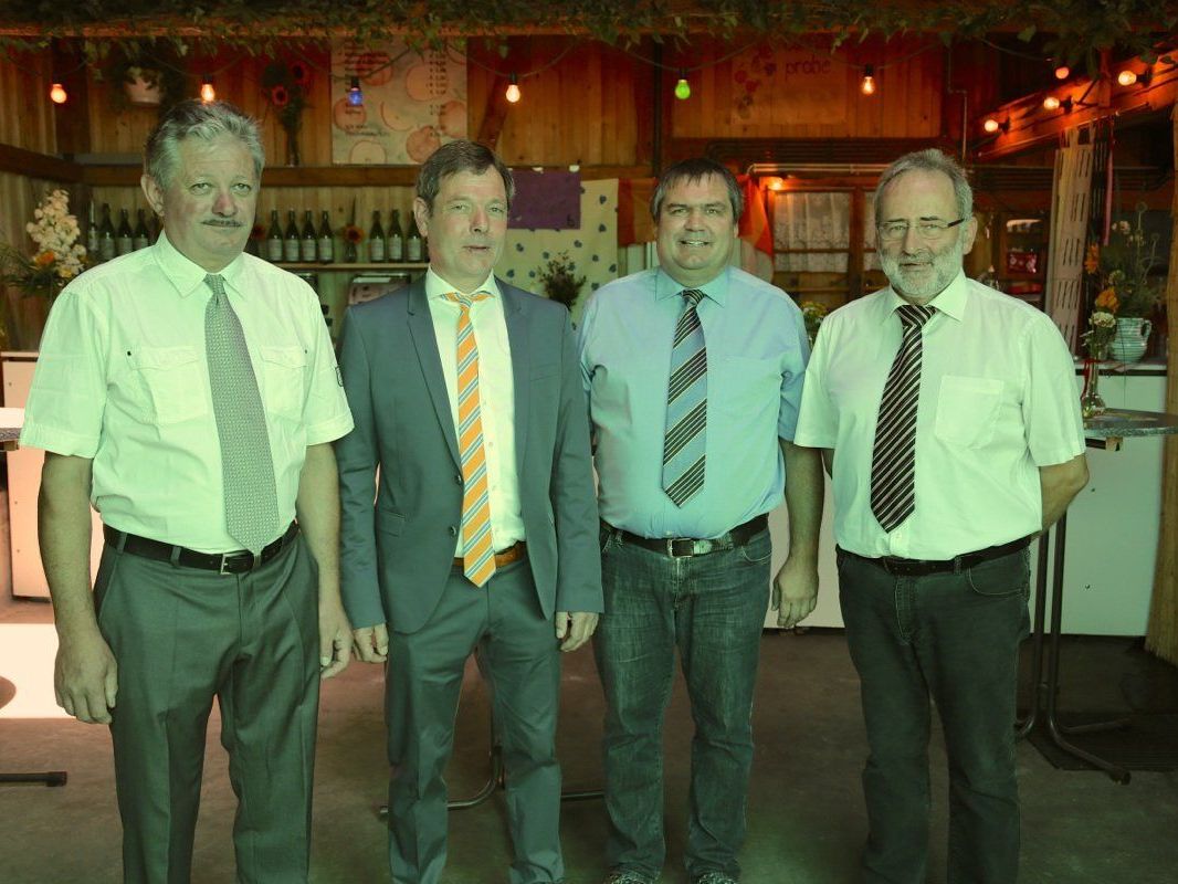 Der Vorstand der IG Gebhard Künzle, Eduard Lampert, Anton Schöch und Obmann Norbert Nesensohn freut sich über ihre 60 Jahre Mostkultur in Göfis. Der Vorstand der IG Gebhard Künzle, Eduard Lampert, Anton Schöch und Obmann Norbert Nesensohn freut sich über ihre 60 Jahre Mostkultur in Göfis.