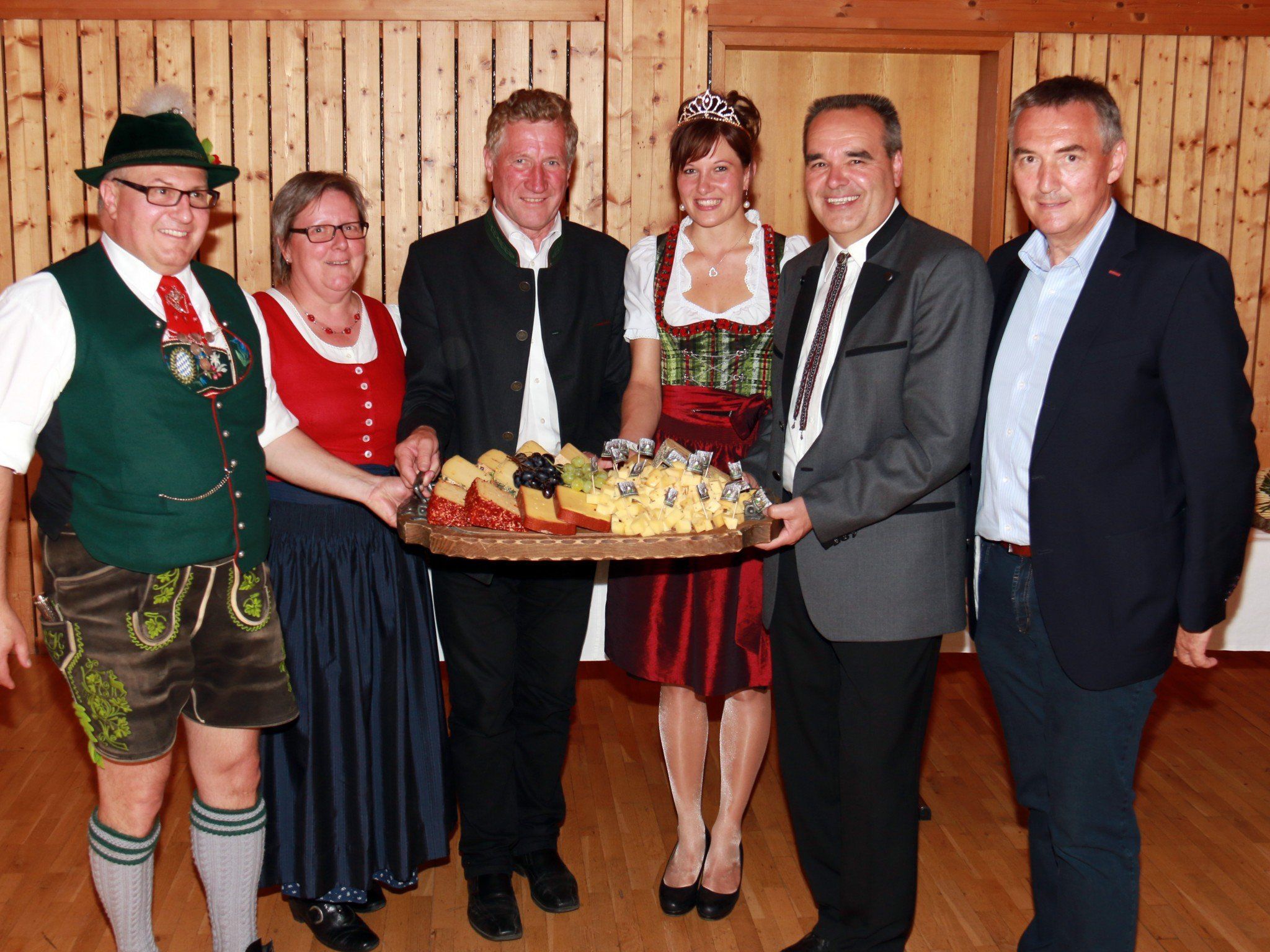 Großer Bahnhof für die Käsekönigin: Sepp Krönauer, Ortsbäuerin Kriemhilde Steurer, LR Schwärzler, Bgm. Helmut Blank und Othmar Bereuter Großer Bahnhof für die Käsekönigin: Sepp Krönauer, Ortsbäuerin Kriemhilde Steurer, LR Schwärzler, Bgm. Helmut Blank und Othmar Bereuter