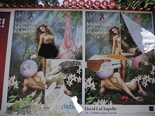 Ein beschädigtes und beschmiertes Life Ball-Plakat mit dem Aufreger-Sujet Ein beschädigtes und beschmiertes Life Ball-Plakat mit dem Aufreger-Sujet