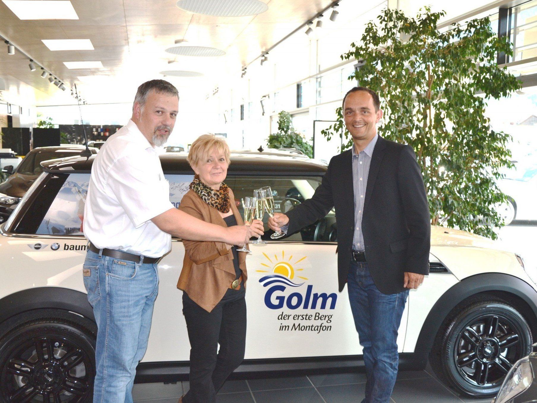 Ursula van Ast aus Schruns mit Ihrem neuen Gefährt – einem nagelneuen Mini Cooper R56. Ursula van Ast aus Schruns mit Ihrem neuen Gefährt – einem nagelneuen Mini Cooper R56.