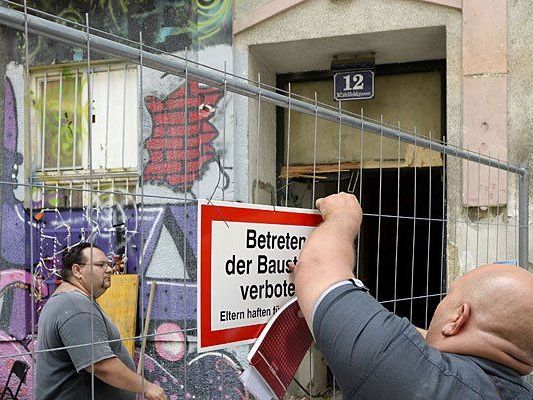 Arbeiter bei Aufräumarbeiten im Haus Mühlfeldgasse 12 in Wien- Leopoldstadt Arbeiter bei Aufräumarbeiten im Haus Mühlfeldgasse 12 in Wien- Leopoldstadt