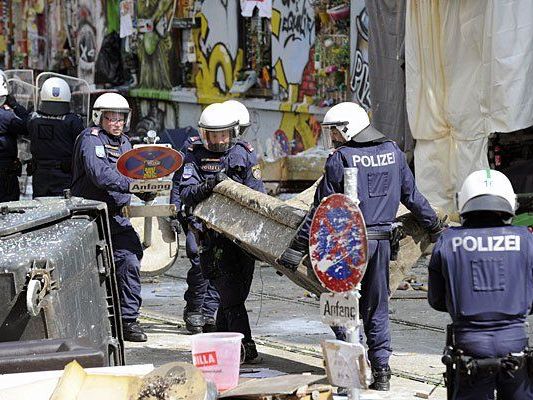 Wer bezahlt für den Großeinsatz der Polizei bei der Räumung der "Pizzeria Anarchia"?