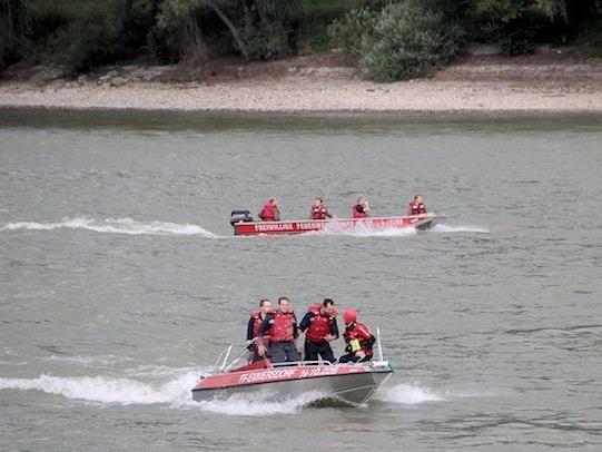 Kräfte der Feuerwehr bei der Suche nach dem Vermissten auf der Donau bei Schönbühel (Bezirk Melk)