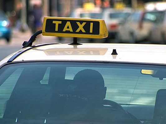 Ein Taxilenker wurde in seinem Wagen attackiert Ein Taxilenker wurde in seinem Wagen attackiert