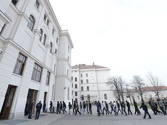 Das Zentrum in Traiskirchen ist vollkommen überfüllt Das Zentrum in Traiskirchen ist vollkommen überfüllt
