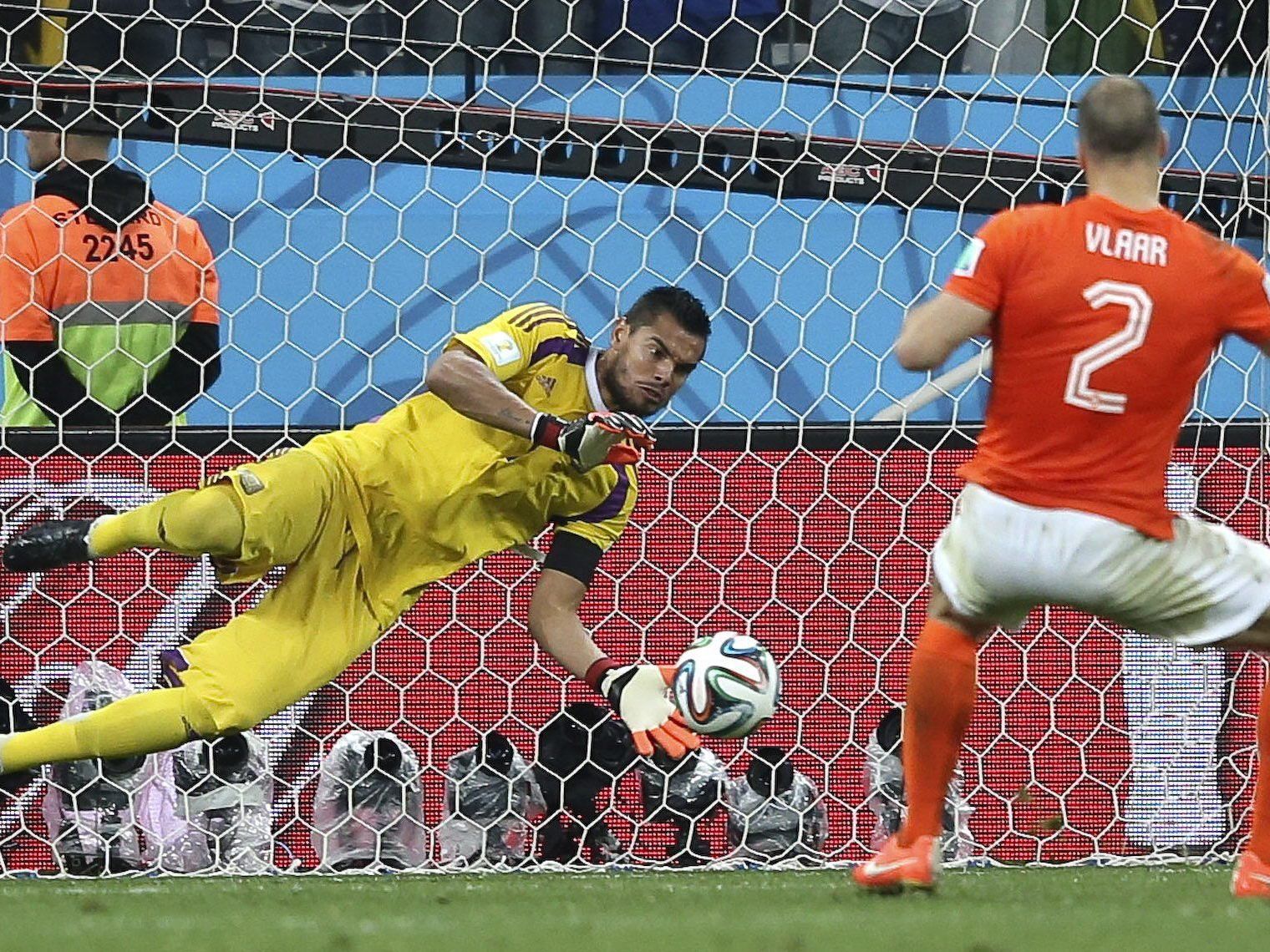 Ron Vlaar schießt zu unplatziert - Leichtes Spiel für Sergio Romero. Ron Vlaar schießt zu unplatziert - Leichtes Spiel für Sergio Romero.
