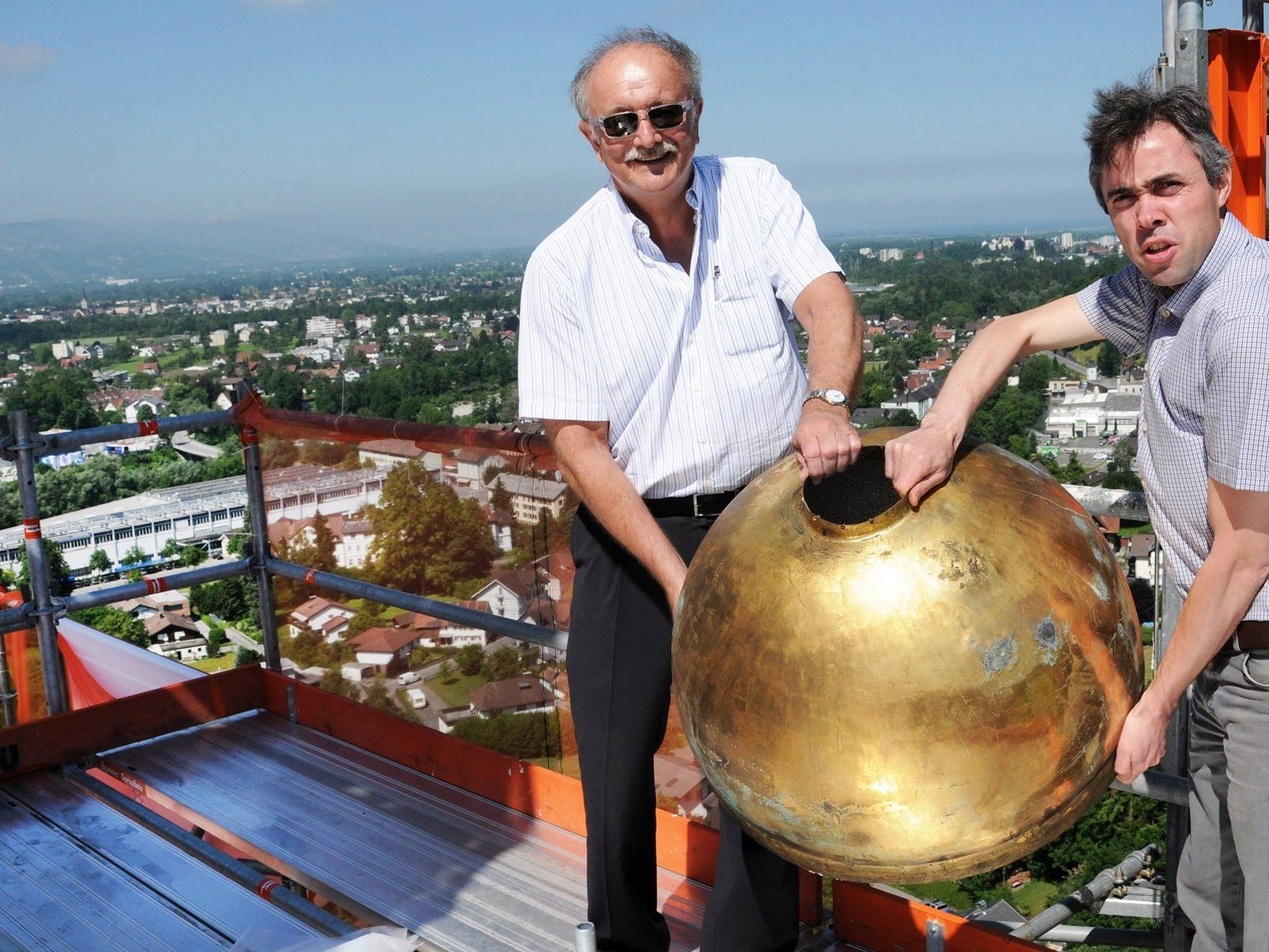 Pfarrer Johannes Sandor und Bürgermeister Hans Bertsch an der Kirchturmspitze mit dem vergoldeten Kirchturmknopf Pfarrer Johannes Sandor und Bürgermeister Hans Bertsch an der Kirchturmspitze mit dem vergoldeten Kirchturmknopf