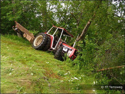 Der Traktor war mehrere Meter über ein steiles Gelände abgestürzt.