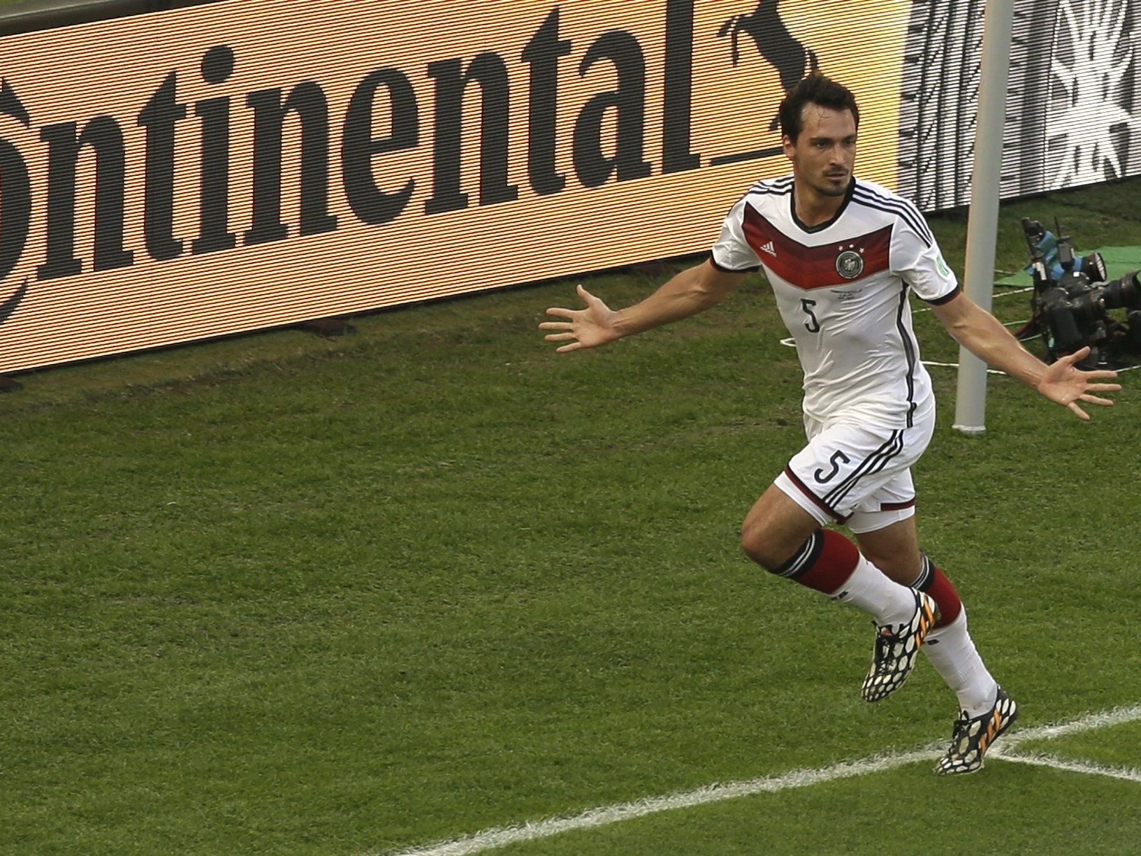 Hummels jubelte schon nach 16 Minuten über den entscheidenden Treffer. Hummels jubelte schon nach 16 Minuten über den entscheidenden Treffer.